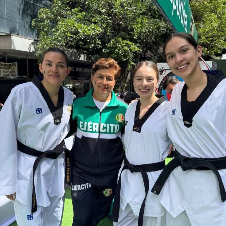 Ovación histórica en el desfile militar: SEDENA rinde homenaje a deportistas del ejército nacional.